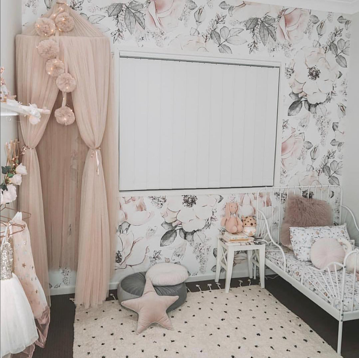 Pippa Wallpaper Loomwell Home Goods